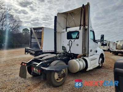 Czwarte zdjęcie samochodu z boku: 2015 KENWORTH CONSTRUCTION T680 VIN:1XKYA48X0FJ403489 - miniatura