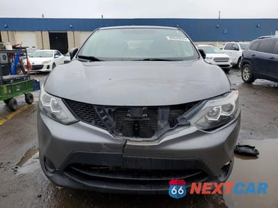Piąte zdjęcie samochodu w środku: 2018 NISSAN ROGUE SPORT S VIN:JN1BJ1CPXJW155239 - miniatura