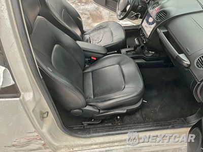 Piąte zdjęcie samochodu w środku: 2010 VOLKSWAGEN NEW BEETLE VIN:3VWRW3AG2AM015792 - miniatura
