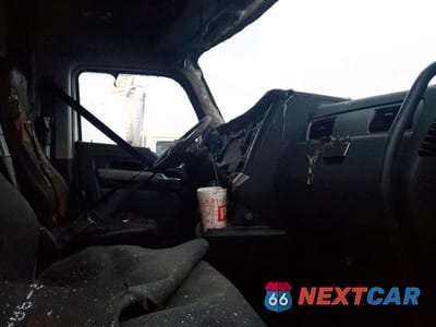 Piąte zdjęcie samochodu w środku: 2022 KENWORTH T680 SEMI TRUCK VIN:1XKYDP9X0NJ102016 - miniatura