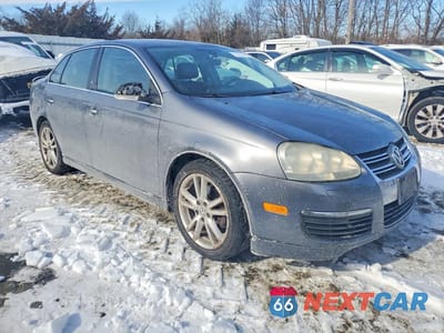 Czwarte zdjęcie samochodu z boku: 2005 VOLKSWAGEN NEW JETTA 2.5L OPTION PACKAGE 2 VIN:3VWDF71K35M646790 - miniatura
