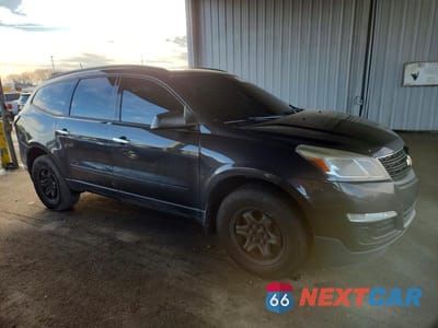 Czwarte zdjęcie samochodu z boku: 2016 CHEVROLET TRAVERSE LS VIN:1GNKVFED5GJ319981 - miniatura