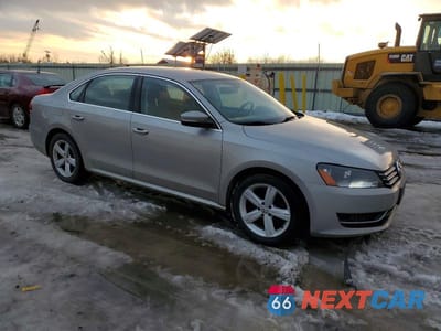 Czwarte zdjęcie samochodu z boku: 2013 VOLKSWAGEN PASSAT SE VIN:1VWBP7A30DC124244 - miniatura