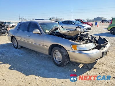 Czwarte zdjęcie samochodu z boku: 2002 LINCOLN TOWN CAR EXECUTIVE VIN:1LNHM81W12Y640114 - miniatura