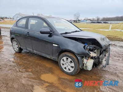 Czwarte zdjęcie samochodu z boku: 2011 HYUNDAI ACCENT GL VIN:KMHCM3AC2BU188393 - miniatura