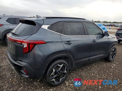 Trzecie zdjęcie samochodu z tyłu: 2025 KIA SELTOS EX VIN:KNDER2AA5S7695052 - miniatura