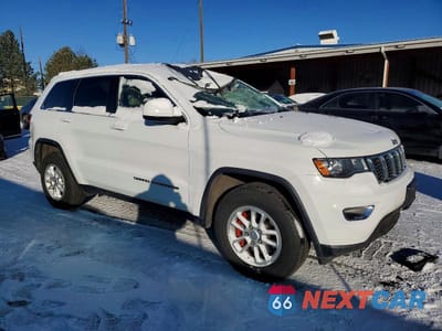Czwarte zdjęcie samochodu z boku: 2020 JEEP GRAND CHEROKEE LAREDO VIN:1C4RJFAG3LC262861 - miniatura