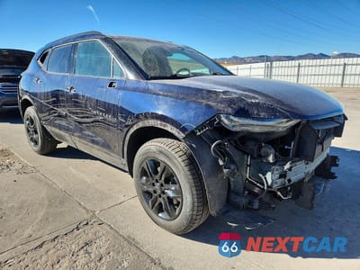 Czwarte zdjęcie samochodu z boku: 2020 CHEVROLET BLAZER 1LT VIN:3GNKBBRA0LS617204 - miniatura