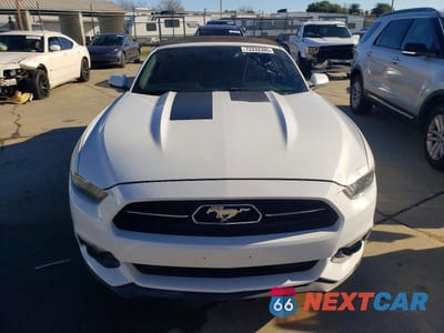 Piąte zdjęcie samochodu w środku: 2015 FORD MUSTANG VIN:1FATP8UH2F5370245 - miniatura