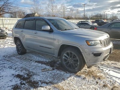 Czwarte zdjęcie samochodu z boku: 2019 JEEP GRAND CHEROKEE LAREDO VIN:1C4RJFAG0KC853857 - miniatura
