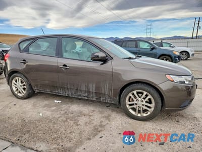 Czwarte zdjęcie samochodu z boku: 2011 KIA FORTE EX VIN:KNAFU5A26B5460181 - miniatura