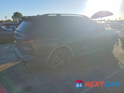 Trzecie zdjęcie samochodu z tyłu: 2025 BMW X7 M60I VIN:5UX33EM06S9X01439 - miniatura
