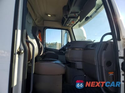 Piąte zdjęcie samochodu w środku: 2017 VOLVO VNL SEMI TRUCK VIN:4V4N39TG8HN988089 - miniatura