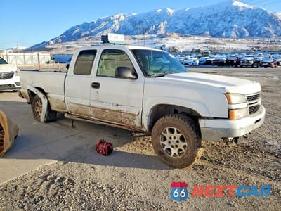 Czwarte zdjęcie samochodu z boku: 2007 CHEVROLET SILVERADO K1500 CLASSIC VIN:1GCEK19B57Z128525 - miniatura