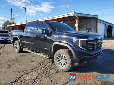 Czwarte zdjęcie samochodu z boku: 2023 GMC SIERRA K1500 AT4 VIN:1GTUUEEL4PZ246951 - miniatura