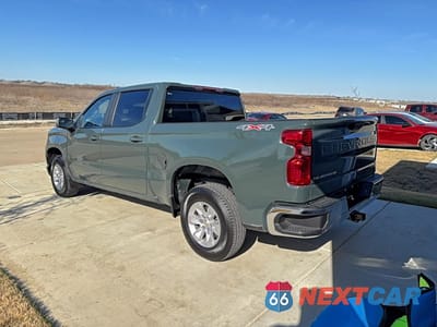 Trzecie zdjęcie samochodu z tyłu: 2025 CHEVROLET SILVERADO K1500 LT VIN:1GCUKDED8SZ171415 - miniatura