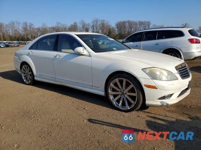 Czwarte zdjęcie samochodu z boku: 2009 MERCEDES-BENZ S 550 4MATIC VIN:WDDNG86X19A258190 - miniatura