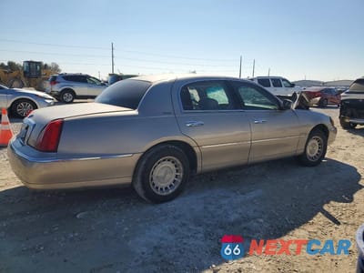 Trzecie zdjęcie samochodu z tyłu: 2002 LINCOLN TOWN CAR EXECUTIVE VIN:1LNHM81W12Y640114 - miniatura