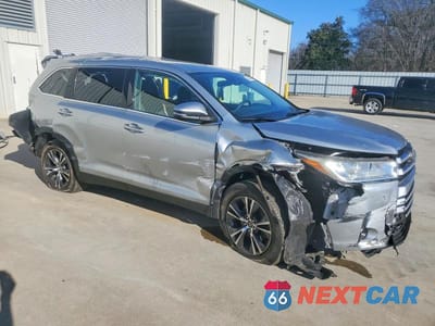Czwarte zdjęcie samochodu z boku: 2019 TOYOTA HIGHLANDER LE VIN:5TDZARFH1KS056552 - miniatura