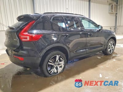 Trzecie zdjęcie samochodu z tyłu: 2024 VOLVO XC40 CORE VIN:YV4L12UK1R2334585 - miniatura