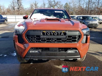 Piąte zdjęcie samochodu w środku: 2025 TOYOTA TACOMA DOUBLE CAB VIN:3TMLB5JN7SM130100 - miniatura