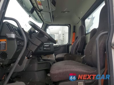 Piąte zdjęcie samochodu w środku: 2024 VOLVO VNR SEMI TRUCK VIN:4V4WC9EG2RN655213 - miniatura