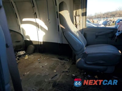 Zdjęcie 11 z 13 samochodu: 2021 CHEVROLET EXPRESS G2500 DELIVERY VAN VIN:1GCWGAFP8M1246052 - miniatura