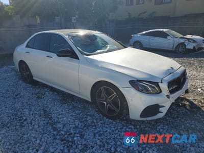 Czwarte zdjęcie samochodu z boku: 2018 MERCEDES-BENZ E 300 4MATIC VIN:WDDZF4KB9JA393767 - miniatura
