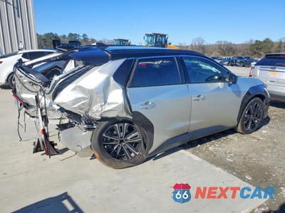 Trzecie zdjęcie samochodu z tyłu: 2024 TOYOTA BZ4X XLE VIN:JTMAAAAA1RA034423 - miniatura