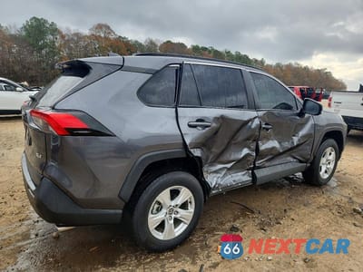 Trzecie zdjęcie samochodu z tyłu: 2021 TOYOTA RAV4 XLE VIN:2T3W1RFV2MC132257 - miniatura