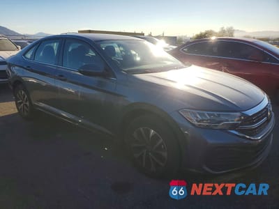Czwarte zdjęcie samochodu z boku: 2022 VOLKSWAGEN JETTA S VIN:3VWCM7BU3NM000893 - miniatura