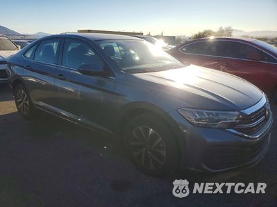Czwarte zdjęcie samochodu z boku: 2022 VOLKSWAGEN JETTA S VIN:3VWCM7BU3NM000893 - miniatura