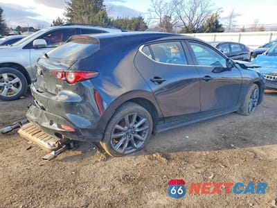 Trzecie zdjęcie samochodu z tyłu: 2022 MAZDA 3 SELECT VIN:JM1BPAKL6N1513028 - miniatura