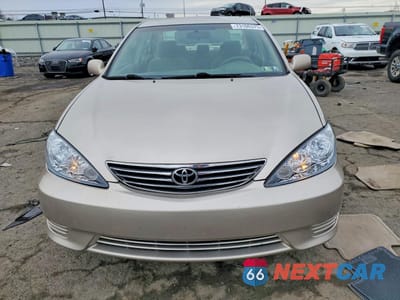 Piąte zdjęcie samochodu w środku: 2005 TOYOTA CAMRY LE VIN:4T1BE30K95U515300 - miniatura
