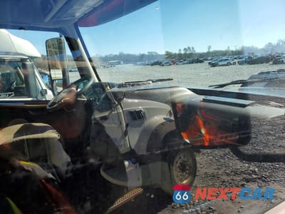 Piąte zdjęcie samochodu w środku: 2017 VOLVO VNL SEMI TRUCK VIN:4V4N39EHXHN960560 - miniatura