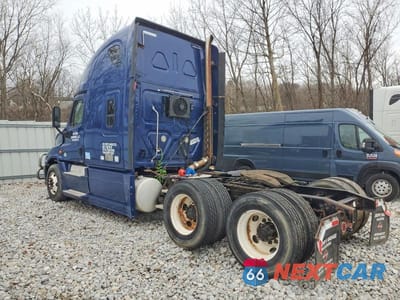 Trzecie zdjęcie samochodu z tyłu: 2014 FREIGHTLINER CASCADIA SEMI TRUCK VIN:3AKJGLD67ESFP1281 - miniatura