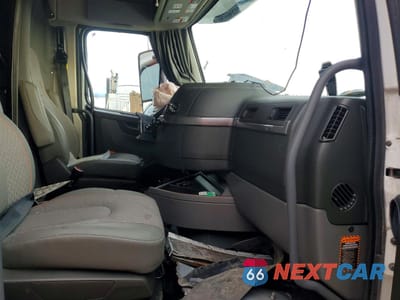 Piąte zdjęcie samochodu w środku: 2024 VOLVO VNL SEMI TRUCK VIN:4V4NC9EH6RN657678 - miniatura