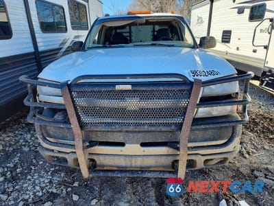 Piąte zdjęcie samochodu w środku: 2003 CHEVROLET SILVERADO K3500 VIN:1GCJK39U43E207908 - miniatura