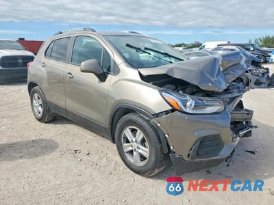 Czwarte zdjęcie samochodu z boku: 2021 CHEV TRAX 1LT VIN:KL7CJLSB0MB320372 - miniatura