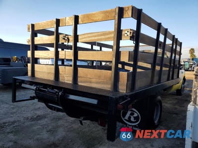 Trzecie zdjęcie samochodu z tyłu: 2001 FORD F350 SUPER DUTY FLATBED TRUCK VIN:1FDWF36F11EC20267 - miniatura