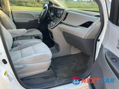 Piąte zdjęcie samochodu w środku: 2015 TOYOTA SIENNA LE VIN:5TDKK3DC3FS547083 - miniatura