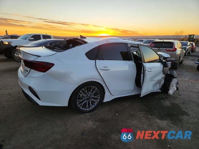 Trzecie zdjęcie samochodu z tyłu: 2024 KIA FORTE GT LINE VIN:3KPF54AD6RE747594 - miniatura