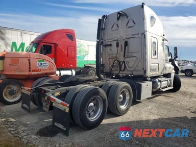 Czwarte zdjęcie samochodu z boku: 2009 FREIGHTLINER CASCADIA SEMI TRUCK VIN:1FUJGLDR29LAL8539 - miniatura