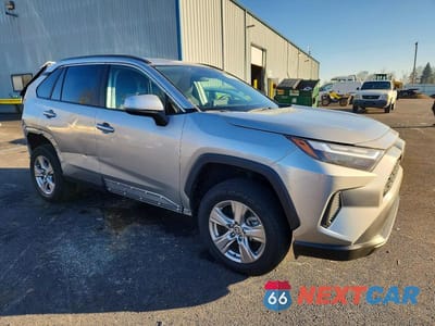 Czwarte zdjęcie samochodu z boku: 2023 TOYOTA RAV4 XLE VIN:2T3P1RFV8PW390208 - miniatura