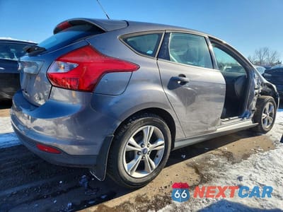 Trzecie zdjęcie samochodu z tyłu: 2014 FORD FOCUS SE VIN:1FADP3K20EL358966 - miniatura