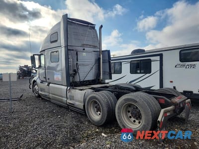 Trzecie zdjęcie samochodu z tyłu: 2024 VOLVO VNL SEMI TRUCK VIN:4V4NC9EJ3RN637827 - miniatura