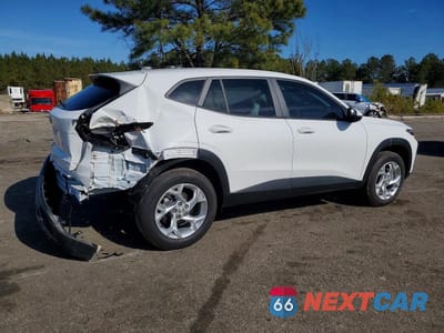 Trzecie zdjęcie samochodu z tyłu: 2025 CHEVROLET TRAX LS VIN:KL77LFEP3SC277013 - miniatura