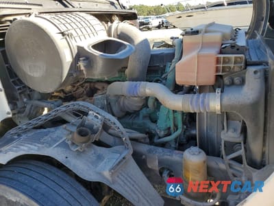 Zdjęcie 9 z 10 samochodu: 2017 VOLVO VNL SEMI TRUCK VIN:4V4NC9EG1HN976959 - miniatura