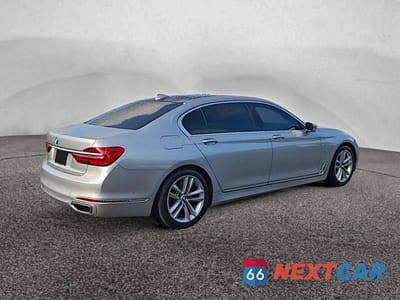 Czwarte zdjęcie samochodu z boku: 2018 BMW 750 I VIN:WBA7F0C56JGM23966 - miniatura