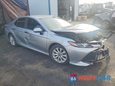 Czwarte zdjęcie samochodu z boku: 2018 TOYOTA CAMRY LE VIN:4T1B11HK5JU032465 - miniatura